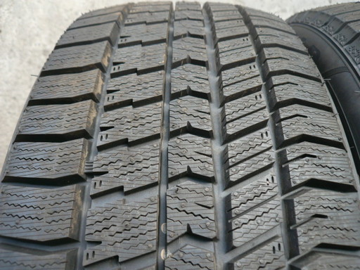 中古スタッドレスタイヤ215/45R18 89Q