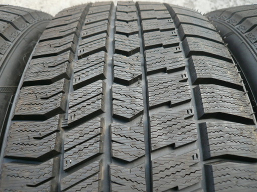 中古スタッドレスタイヤ215/45R18 89Q