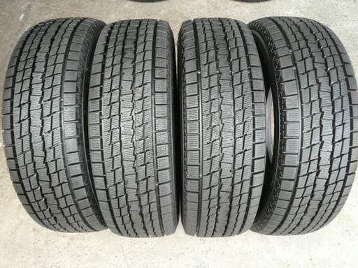 中古スタッドレスタイヤ215/70R16 100Q