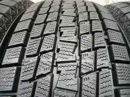 中古スタッドレスタイヤ215/70R16 100Q
